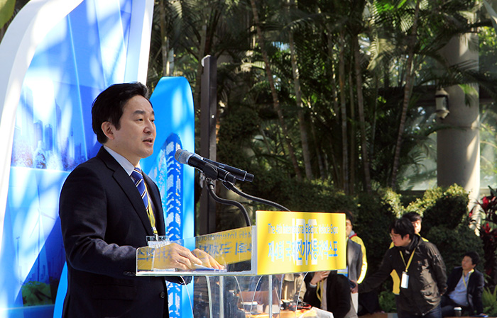 Minister of Trade, Industry and Energy Joo Hyunghwan (top) and Governor of Jeju Province Won Hee-ryong give welcome speeches during the opening ceremony for the International Electric Vehicle Forum on March 17.